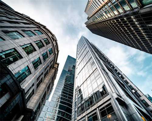 伊犁青松南岗建材销售公司活跃拉运水泥等待时段氛围