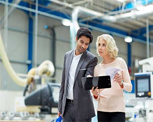 感人！女孩被卷车底，众人抬车救人，父母“支摊”感谢！