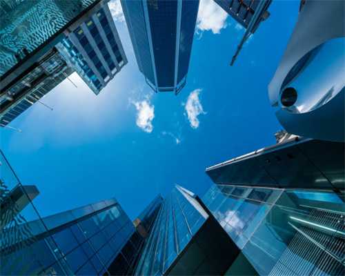 德令哈：海子诗歌中的荒凉小城变身“光热之都”