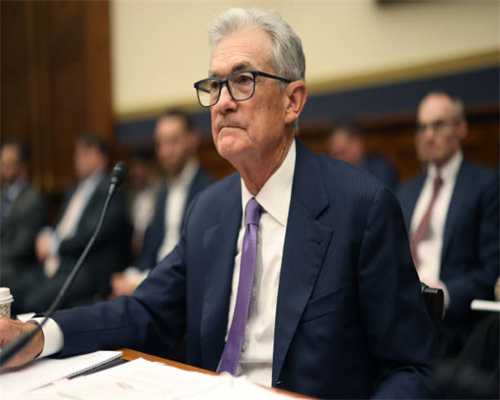 地铁站里的“青岛大姨”无私奉献掀起城市文明新风尚