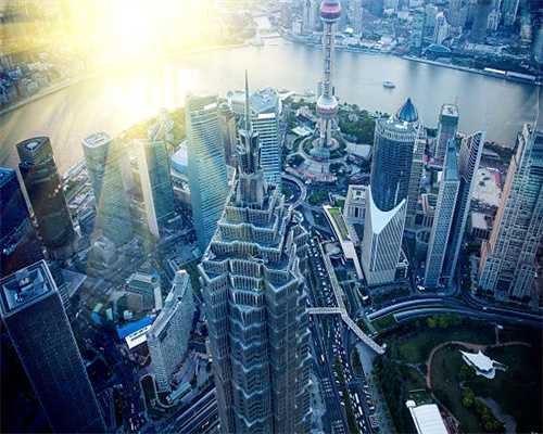 地铁站里的“青岛大姨”无私奉献掀起城市文明新风尚